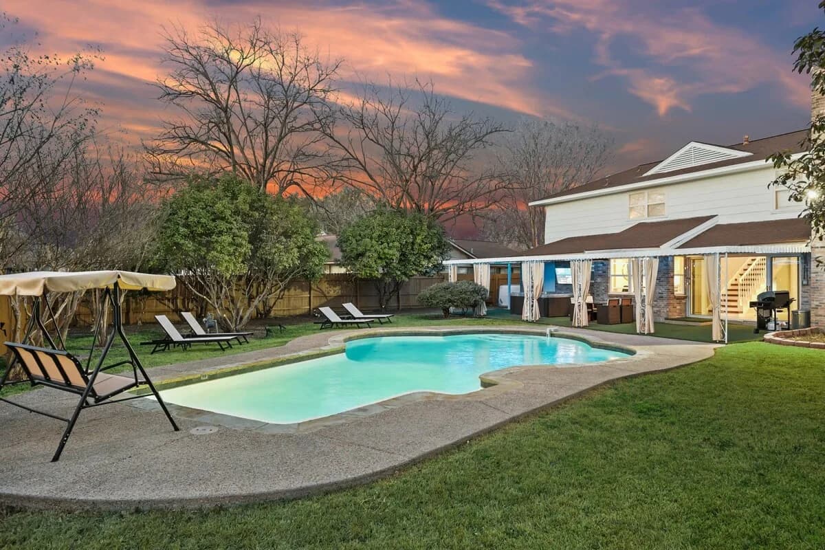 Private Pool Villa in Farmers Branch Texas
