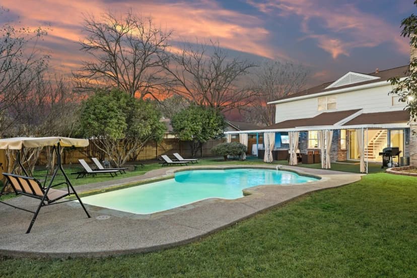 5BR/2.5B Home - Private Pool, BBQ & Cinema
