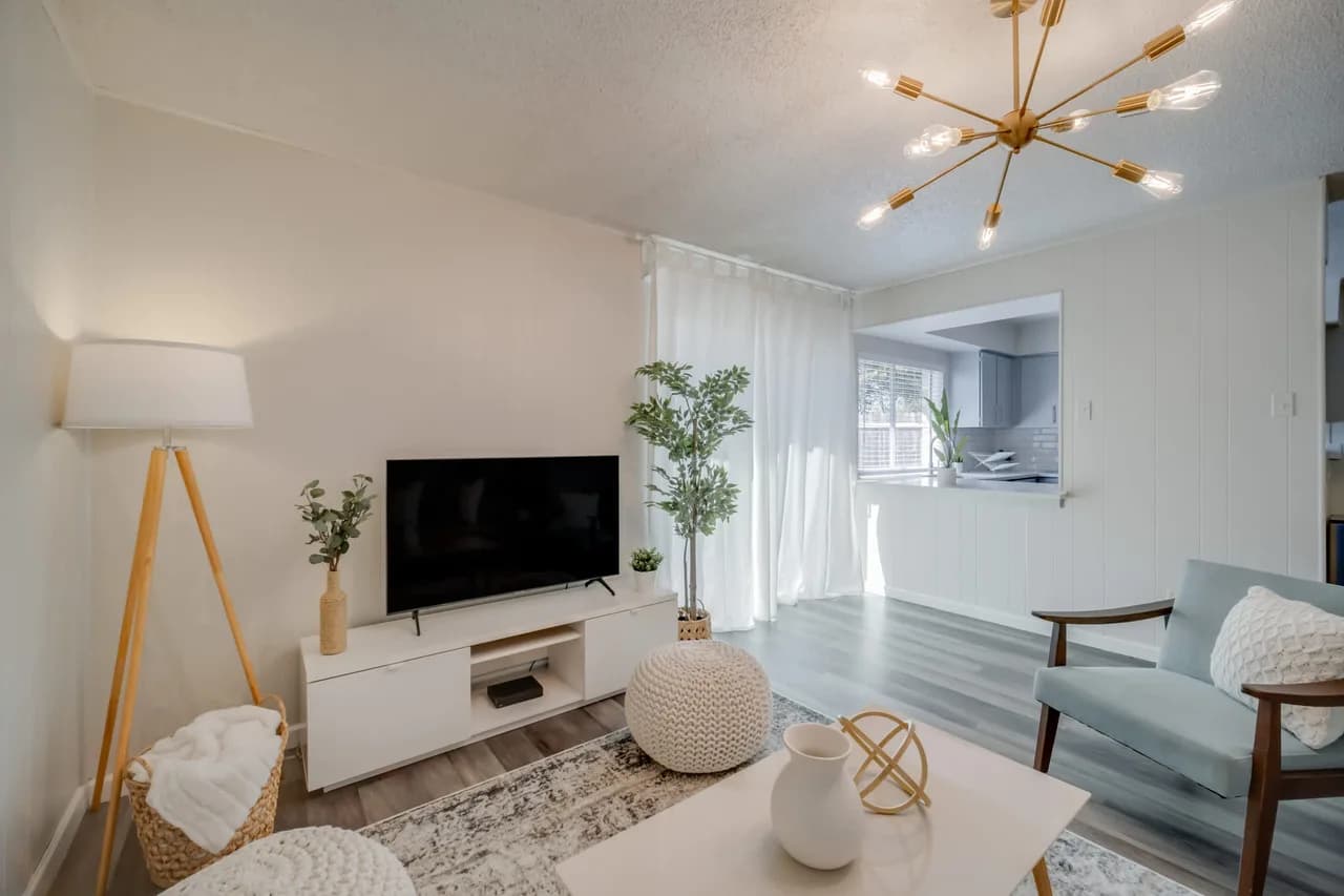 Luxurious Four Bedroom Getaway in Plano photo 3