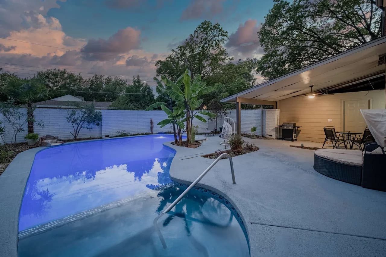 Luxury Poolside Five Bedroom Villa in Dallas photo 2