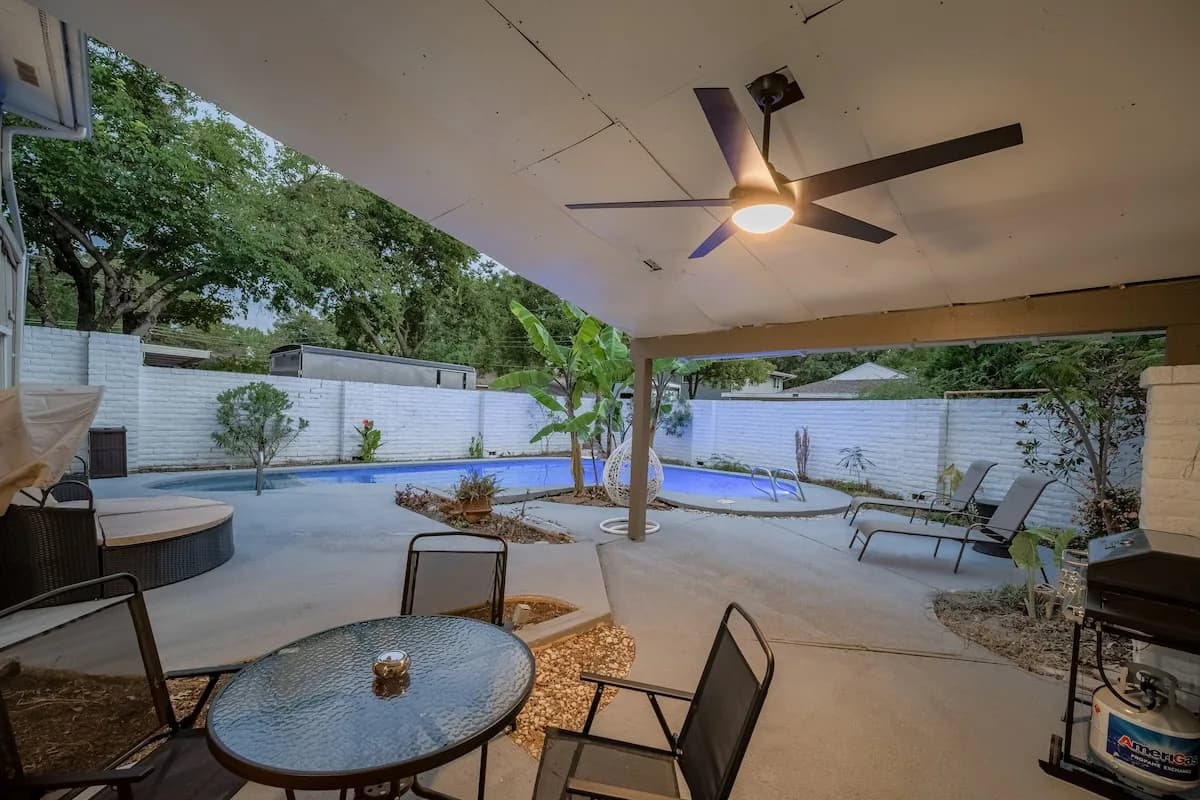 Luxury Poolside Five Bedroom Villa in Dallas photo 3