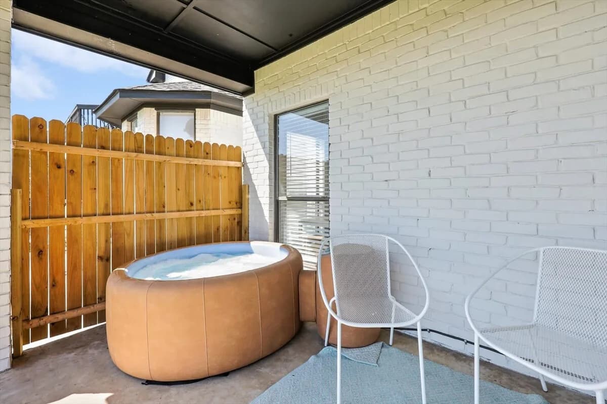 Lakeview Two Bedroom Villa in Dallas photo 2