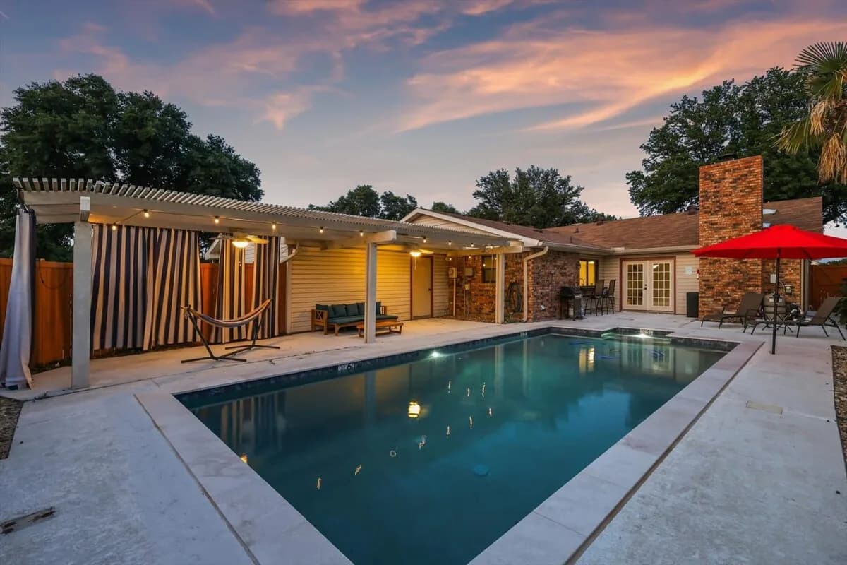 Backyard Pool Villa in Carrollton Texas