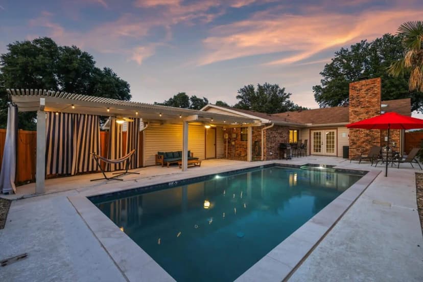 Spectacular 4BR/2.5B Home with Pool and Grill