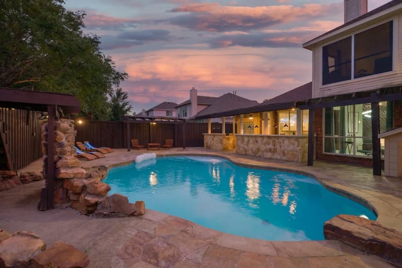 Prestigious 5BR/3.5B Home with Pool, Sauna, Game Room & Bar