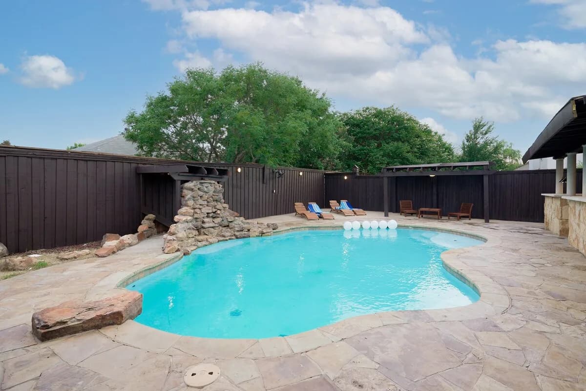 Luxurious Poolside Five Bedroom Home in Dallas photo 2