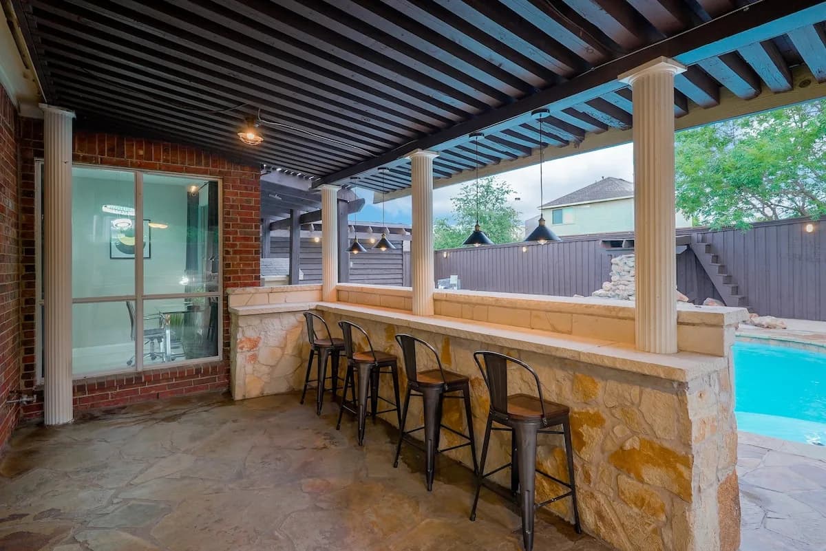 Luxurious Poolside Five Bedroom Home in Dallas photo 3