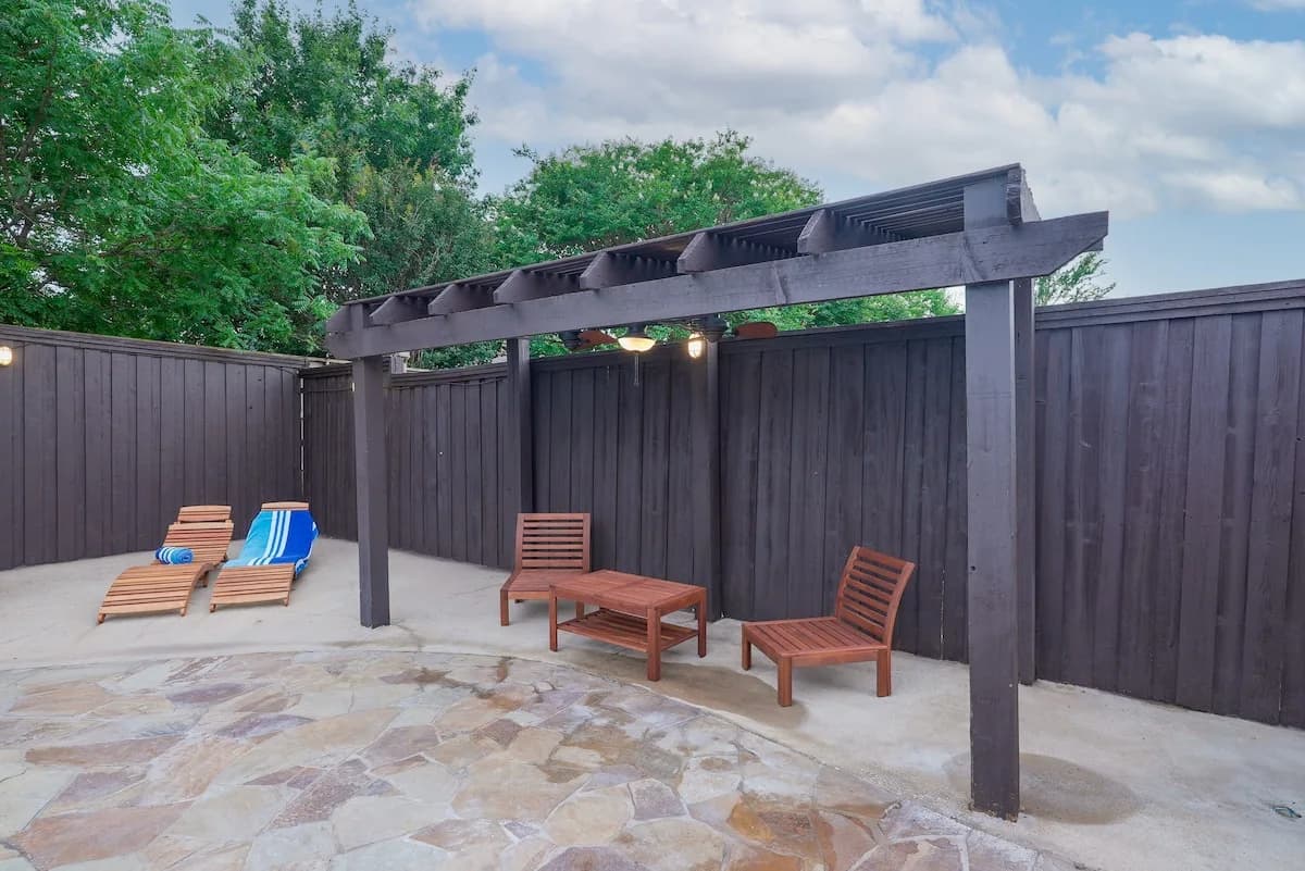 Luxurious Poolside Five Bedroom Home in Dallas photo 4