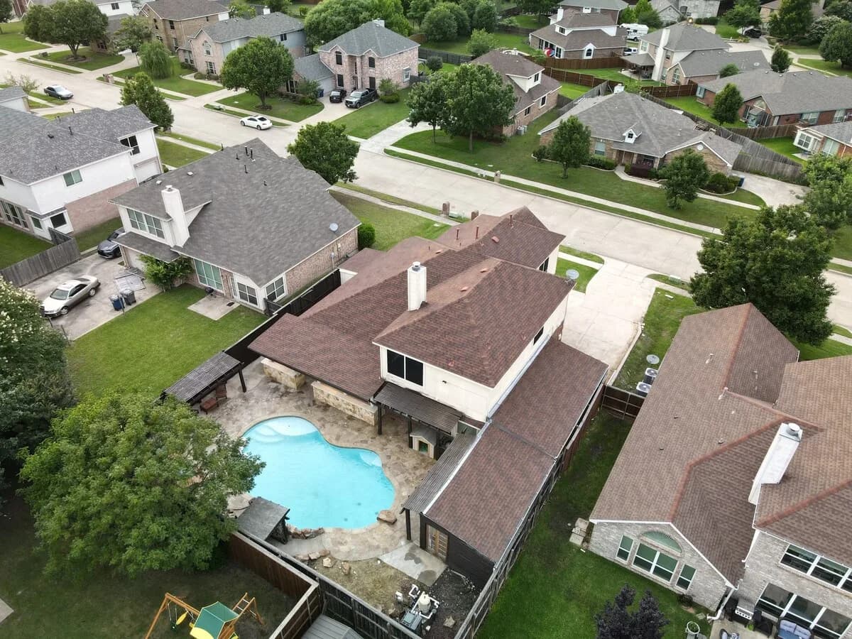 Luxurious Poolside Five Bedroom Home in Dallas photo 5