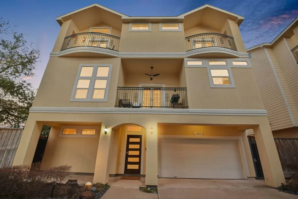 Expansive Six Bedroom Villa in Houston Heights photo 2