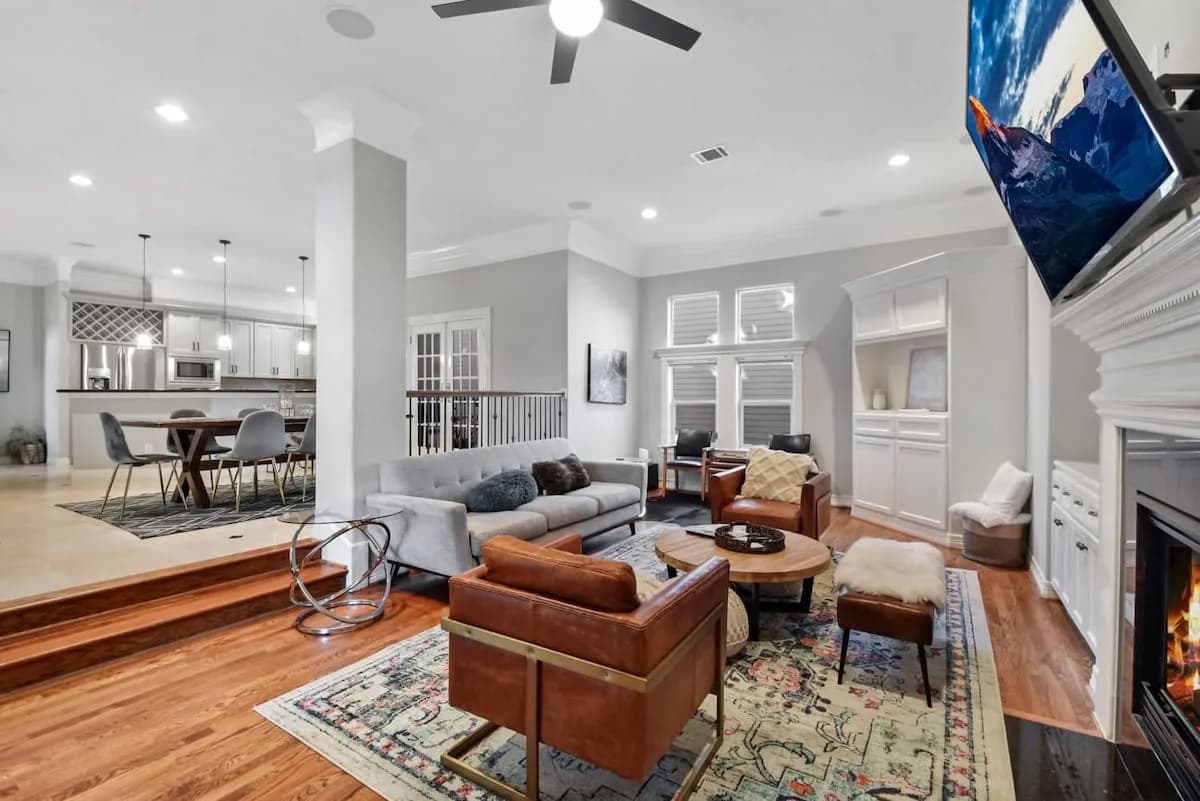 Expansive Six Bedroom Villa in Houston Heights photo 4