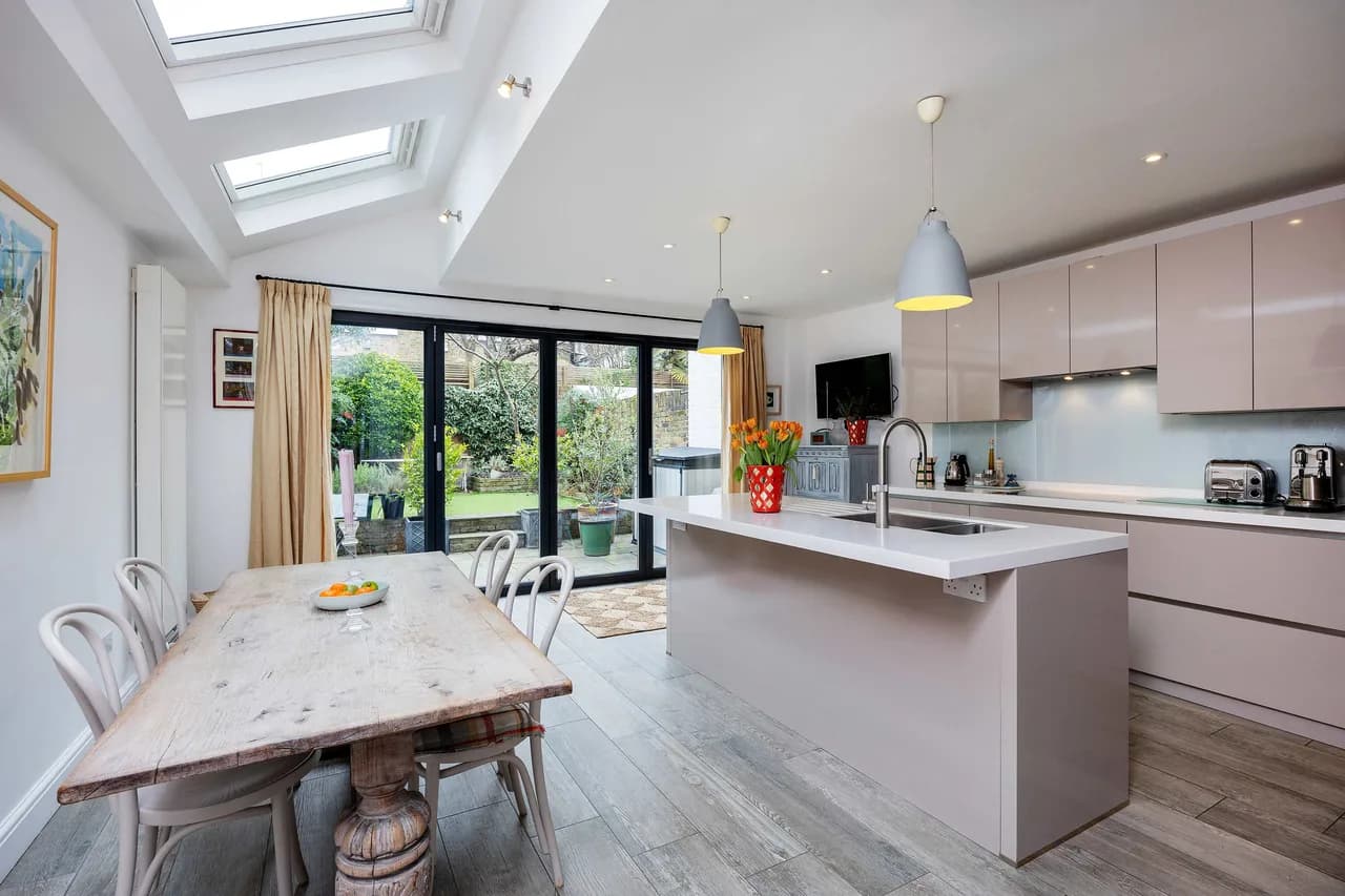 Elegant Three Bedroom Villa in London photo 2