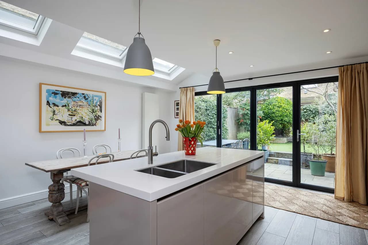 Elegant Three Bedroom Villa in London photo 3