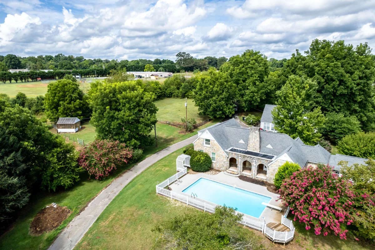 Tranquil Mountain Farmhouse with Pool in Maryville Tennessee photo 2