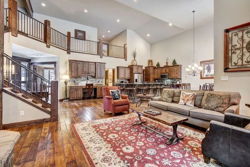 Luxury Five Bedroom Lodge in Blue River photo 3