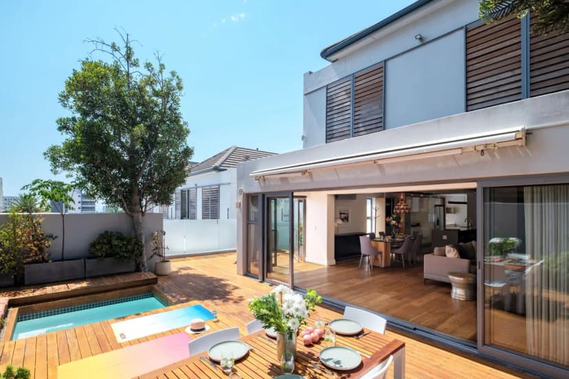 Tranquil Five Bedroom Villa in Cape Town