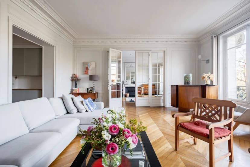 Elegant Five Bedroom Apartment in Paris