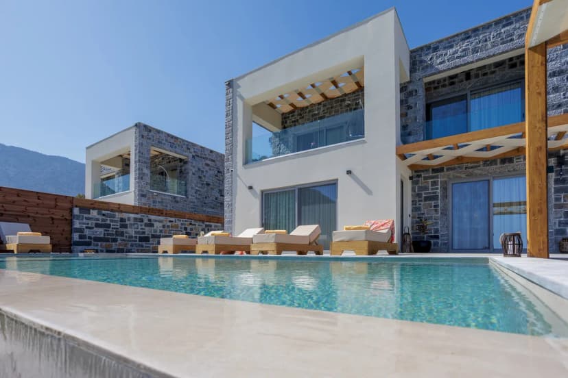 Sunny Coastal Villa in Crete