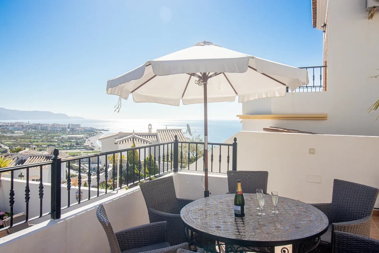 Terrace Three-Bedroom Villa in Nerja photo 2
