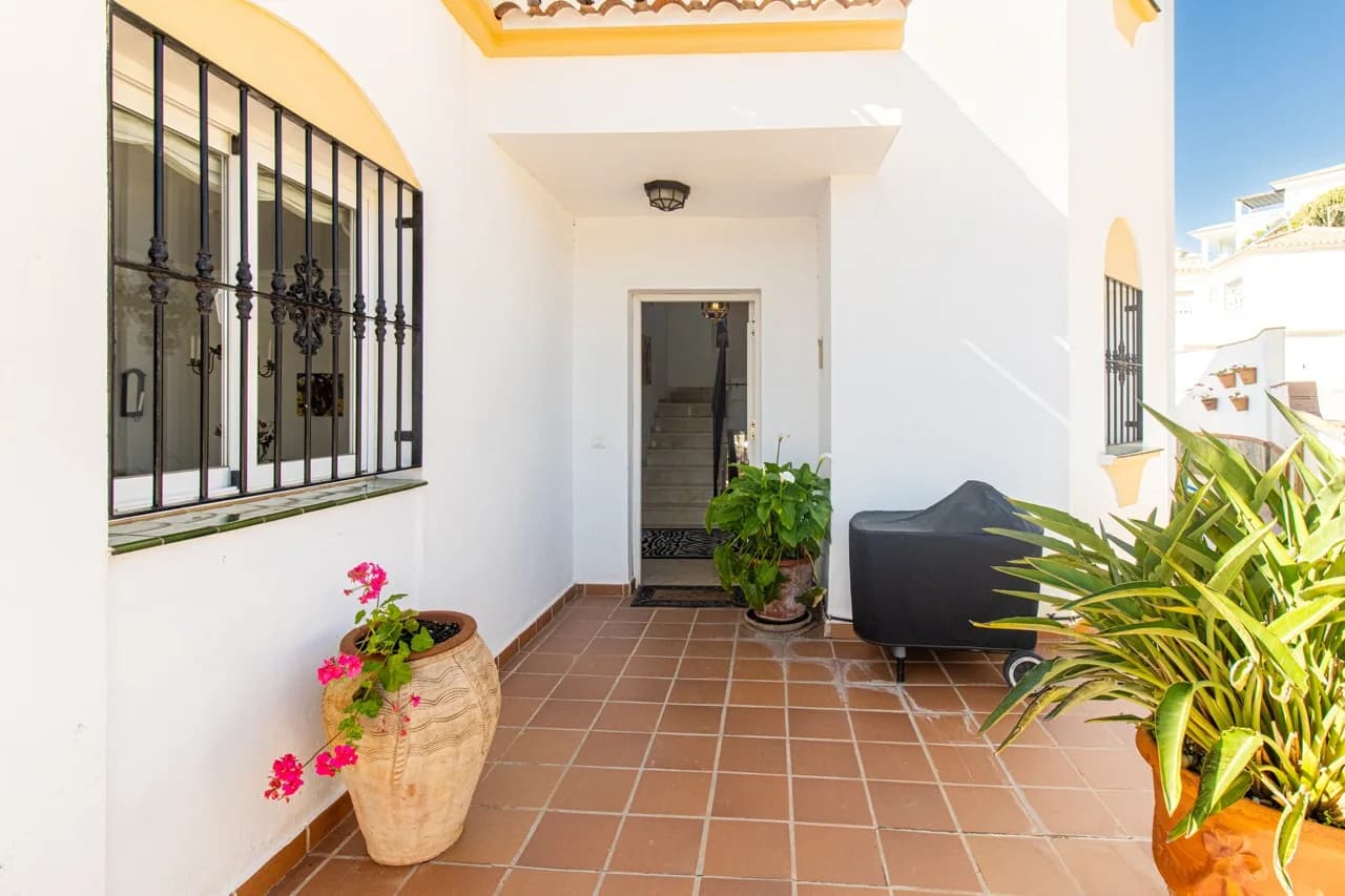 Terrace Three-Bedroom Villa in Nerja photo 3