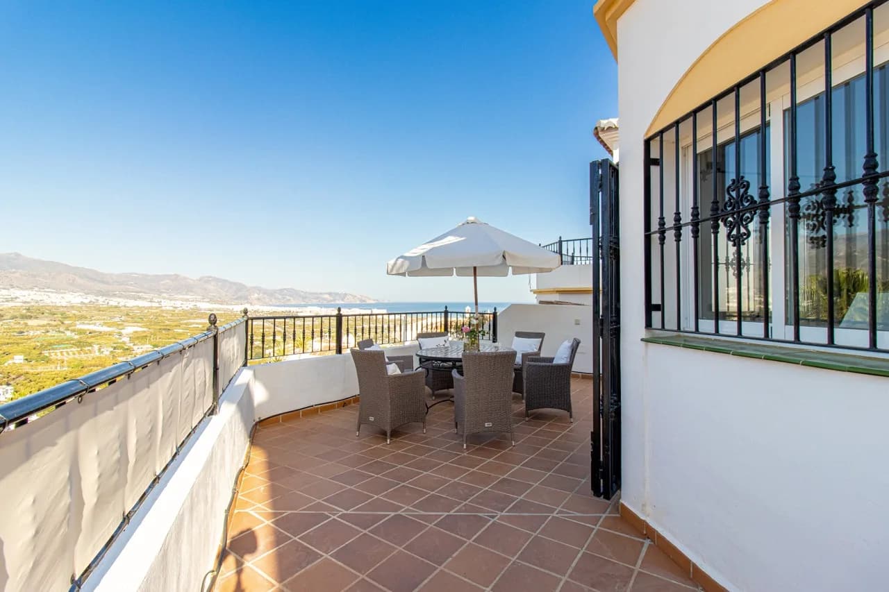 Terrace Three-Bedroom Villa in Nerja photo 4