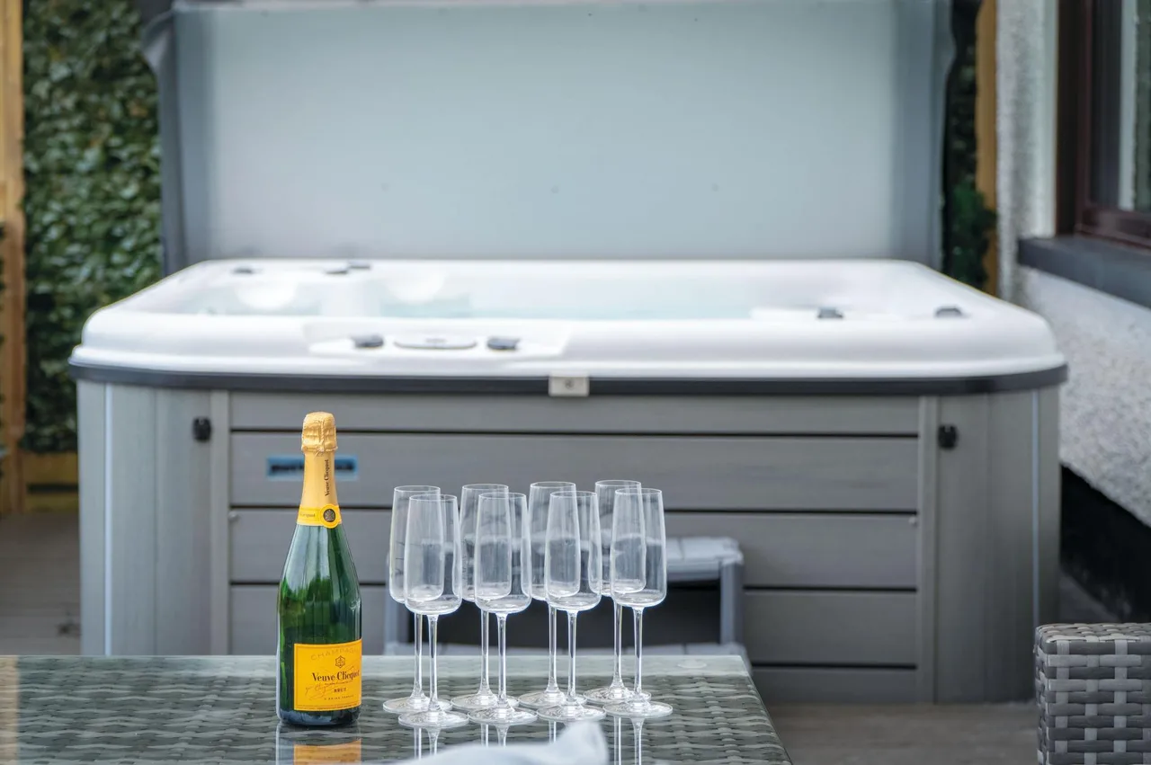Jacuzzi Retreat in Gower Peninsula photo 2