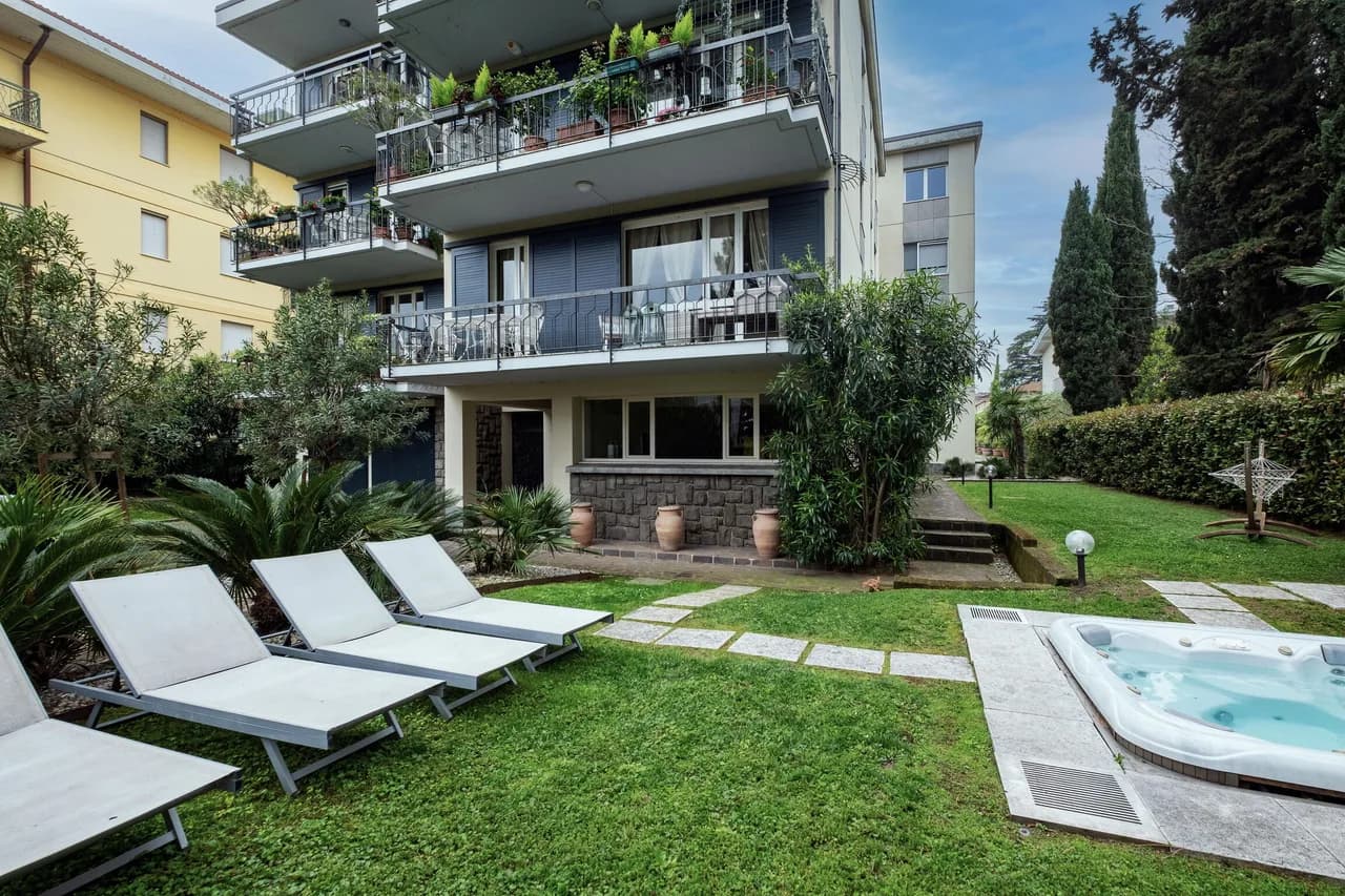 Jacuzzi Two Bedroom Apartment in Desenzano del Garda photo 2