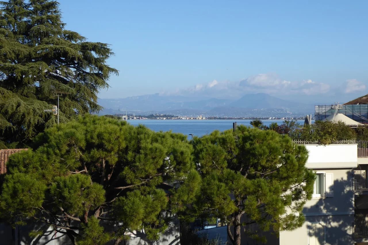 Jacuzzi Two Bedroom Apartment in Desenzano del Garda photo 3