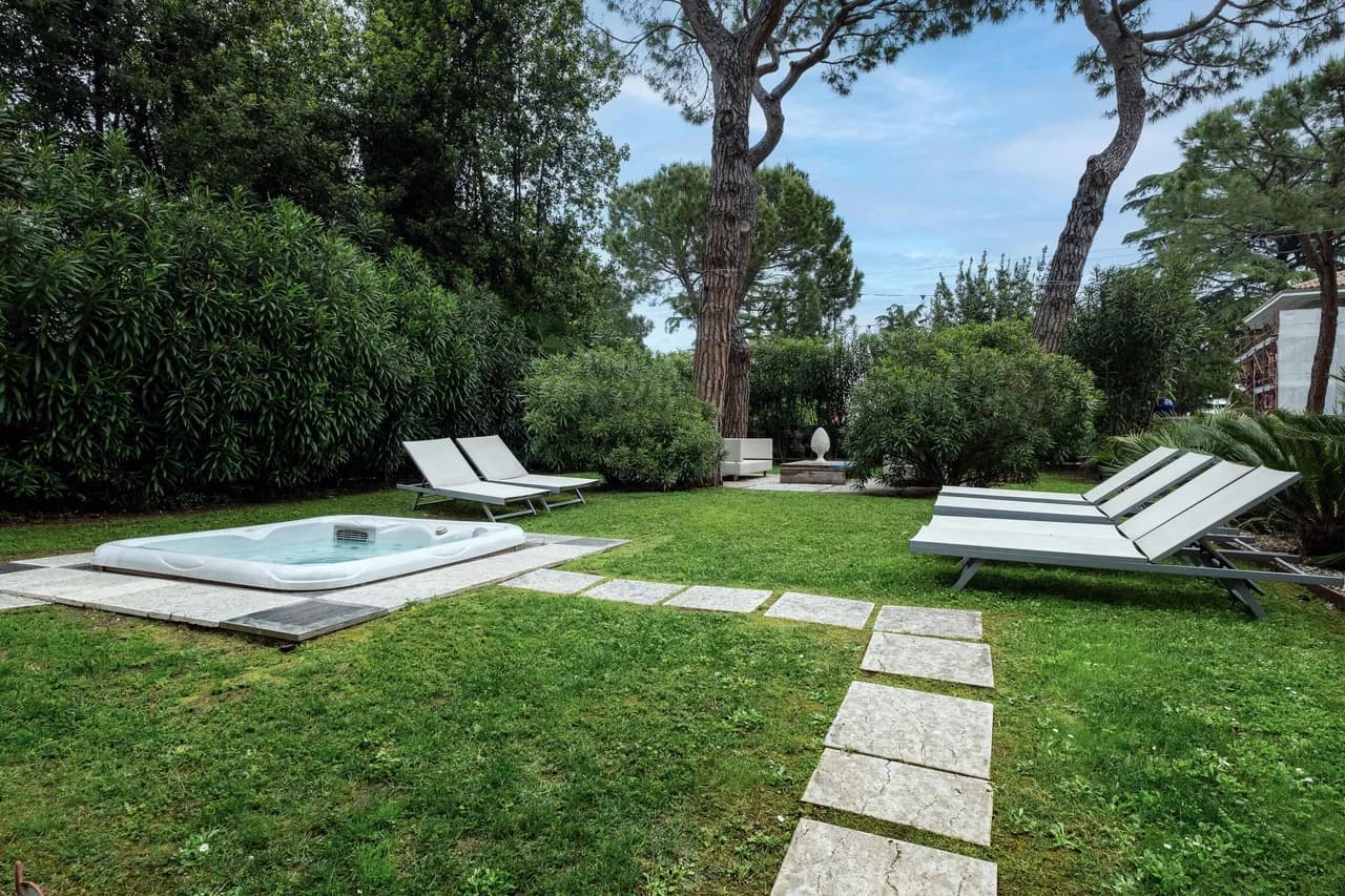 Jacuzzi Two Bedroom Apartment in Desenzano del Garda photo 4