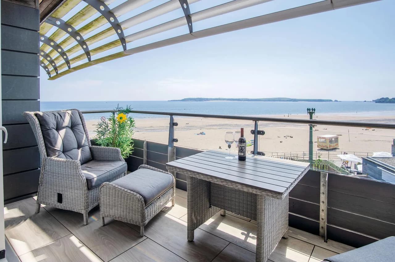 Beachfront Two Bedroom Apartment in Tenby
