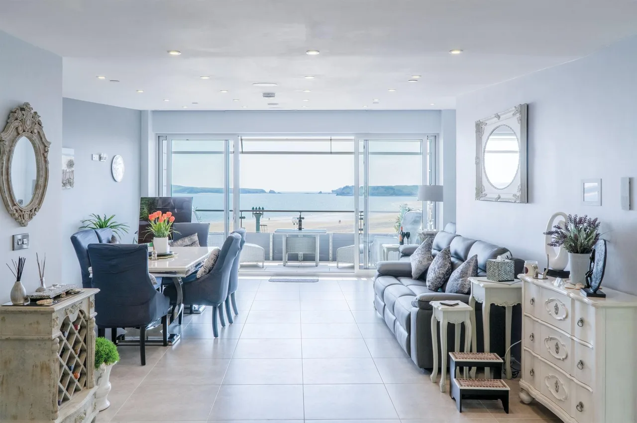 Beachfront Two Bedroom Apartment in Tenby photo 2