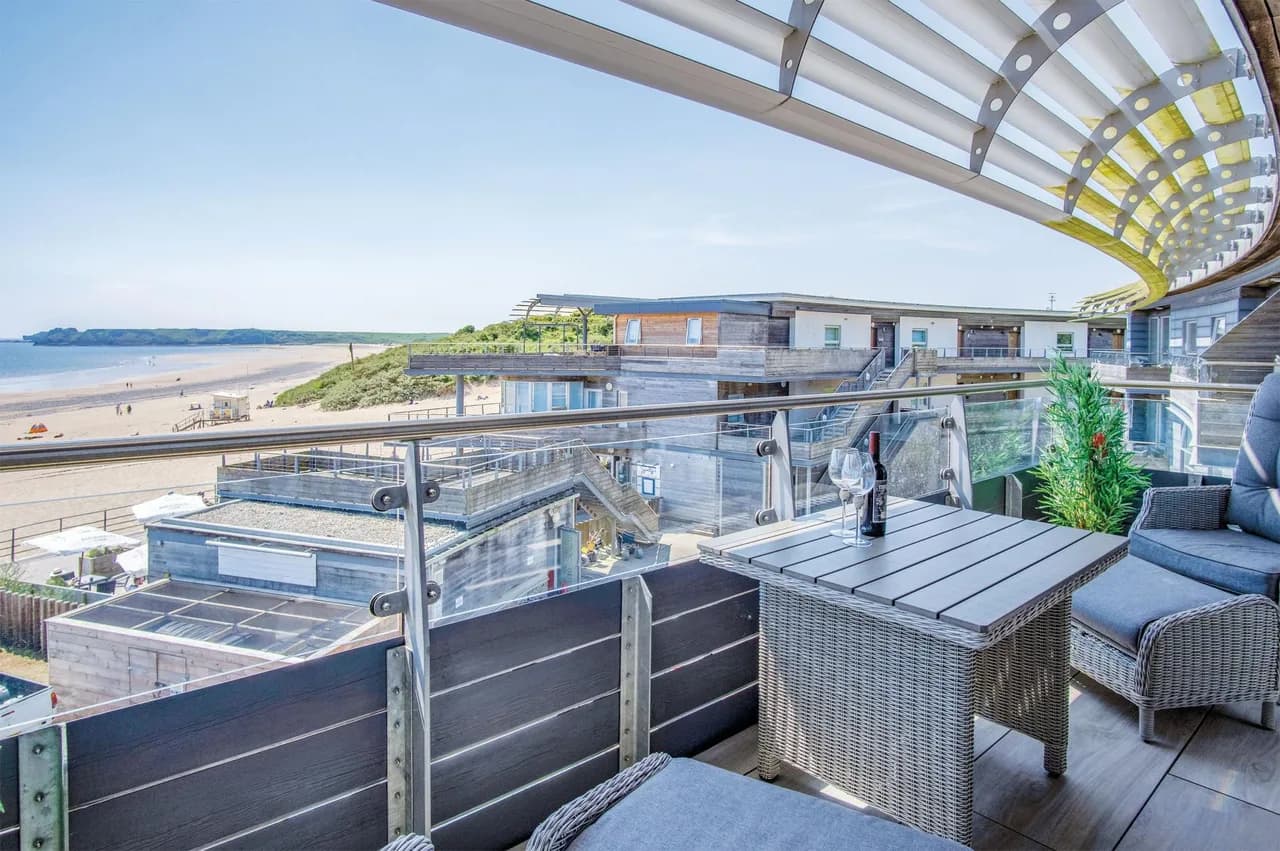 Beachfront Two Bedroom Apartment in Tenby photo 3