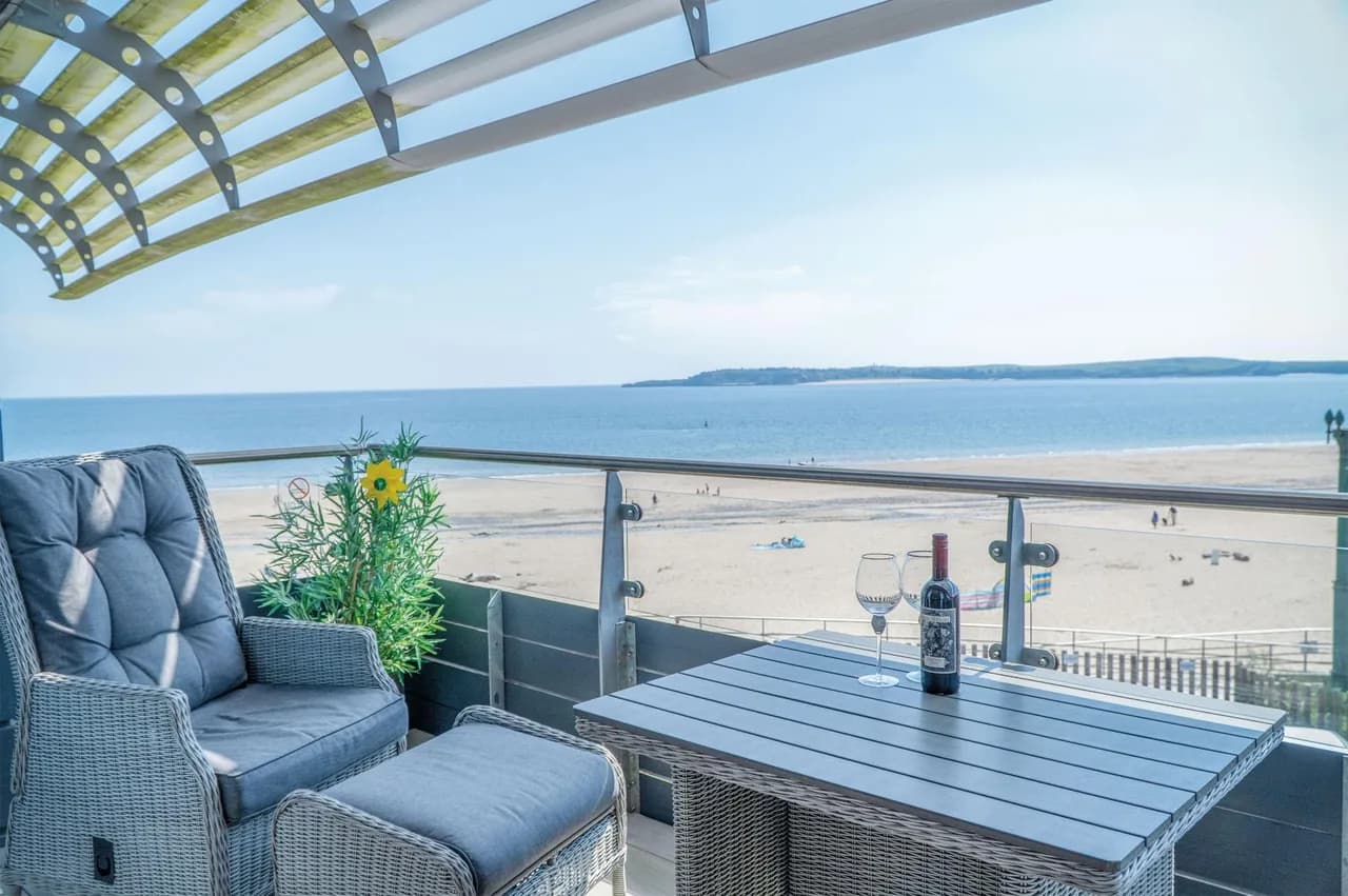 Beachfront Two Bedroom Apartment in Tenby photo 5