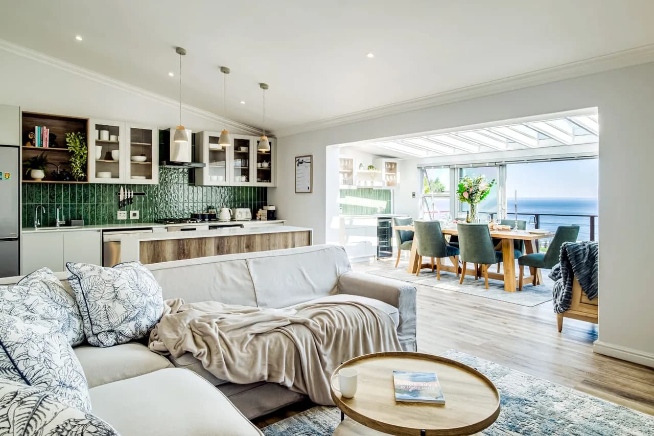 Elegant Three-Bedroom Penthouse in Camps Bay photo 2