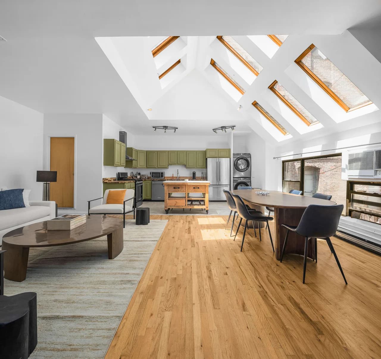 Spacious Rooftop Four Bedroom in New York photo 2