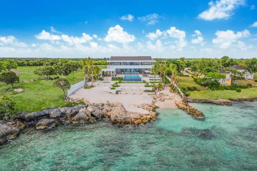 Oceanfront Twelve-Bedroom Villa in La Romana