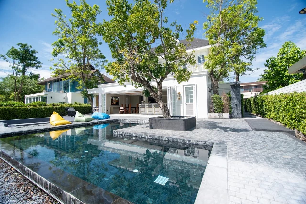 Charming Three-Bedroom Villa in Khanong Phra photo 2
