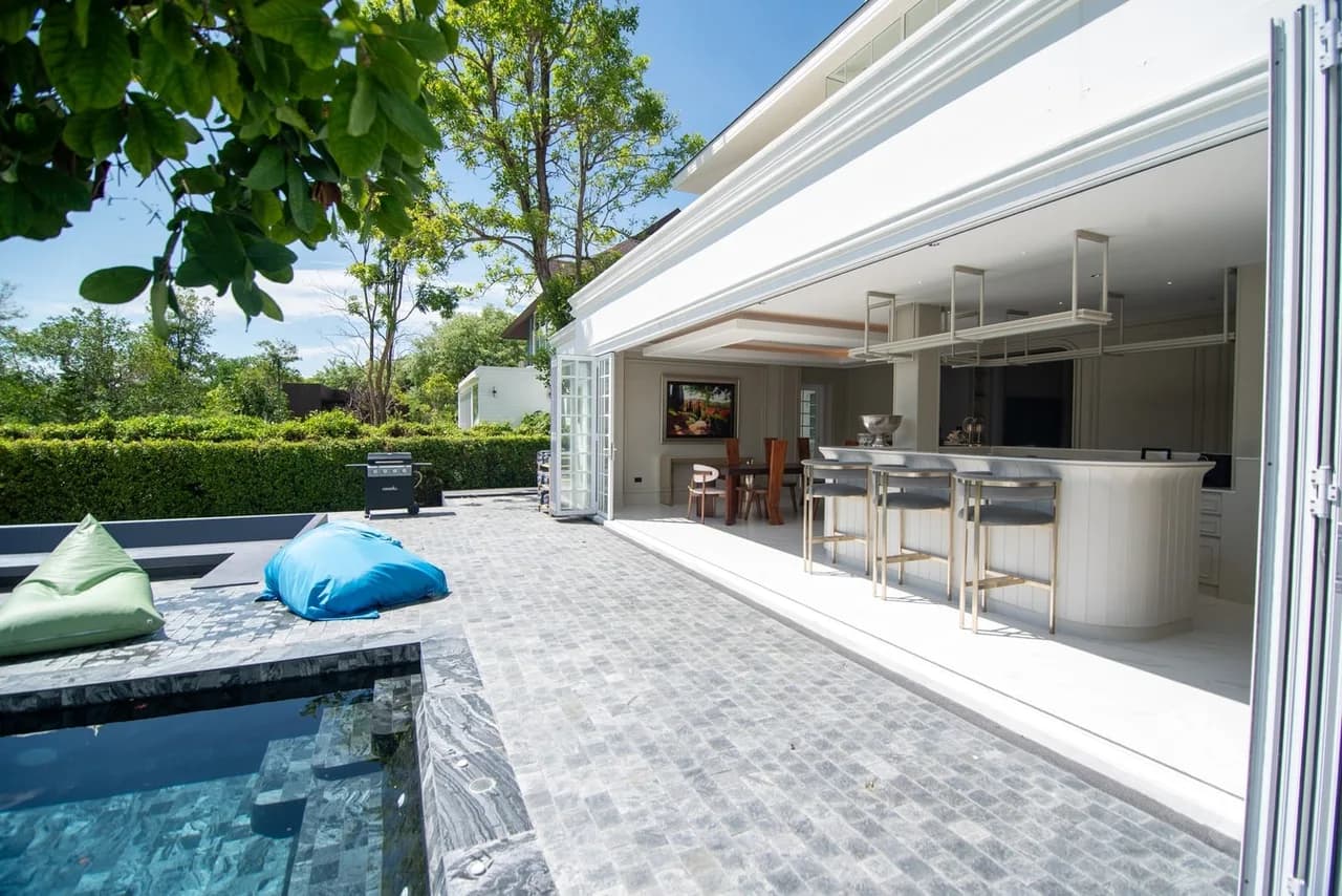 Charming Three-Bedroom Villa in Khanong Phra photo 4