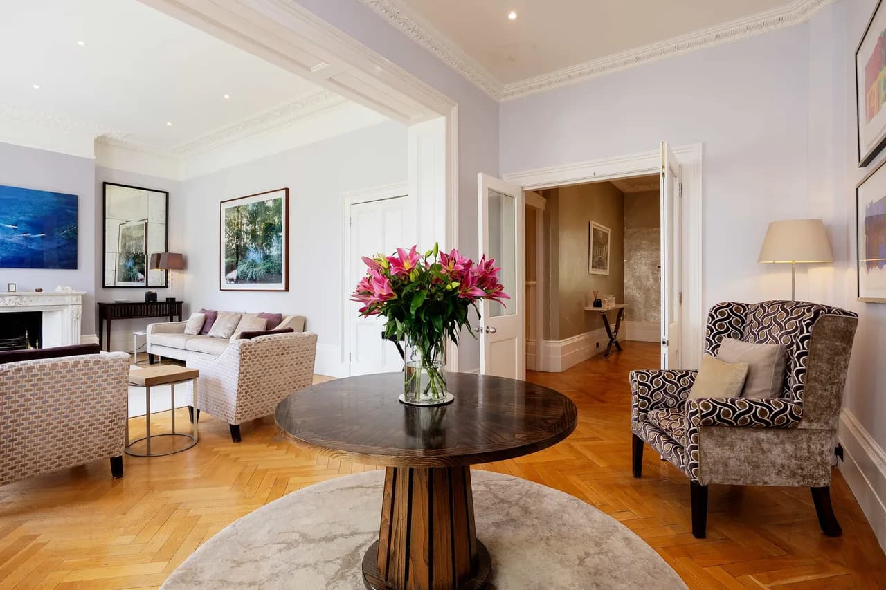 Elegant Six Bedroom Villa in Kensington, London photo 4