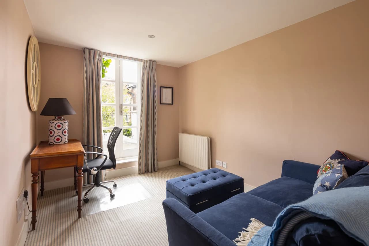 Spacious Five Bedroom Villa in London photo 4