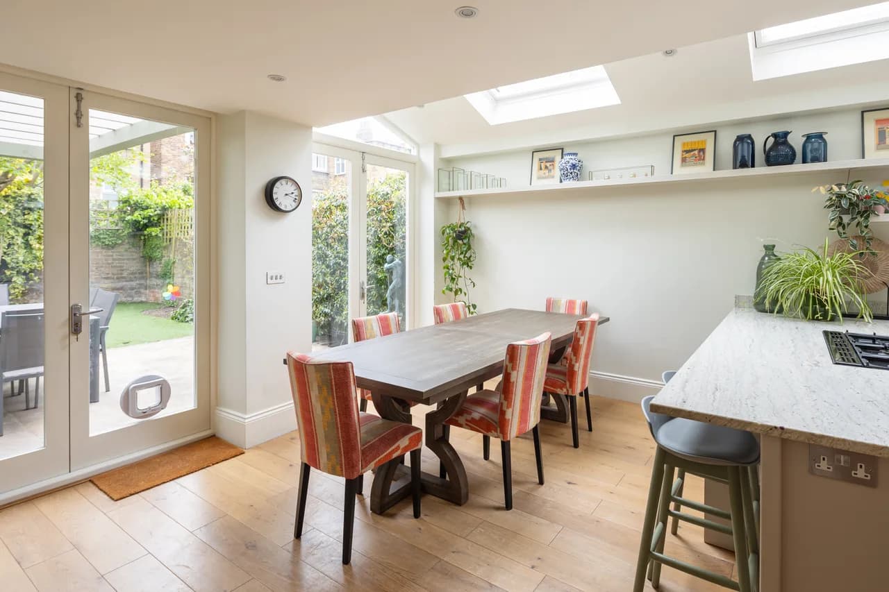 Spacious Five Bedroom Villa in London photo 5