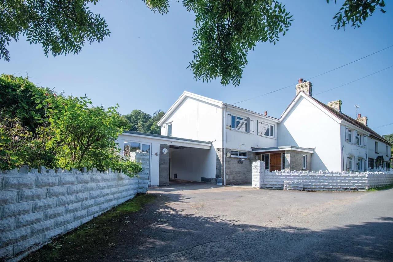 Coastal Five Bedroom Holiday Home in Oxwich