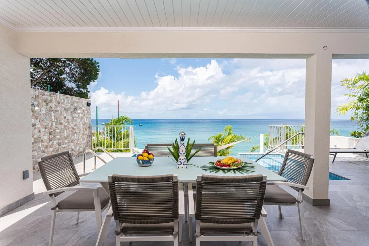 Beachfront Four Bedroom Villa in Clinketts photo 2