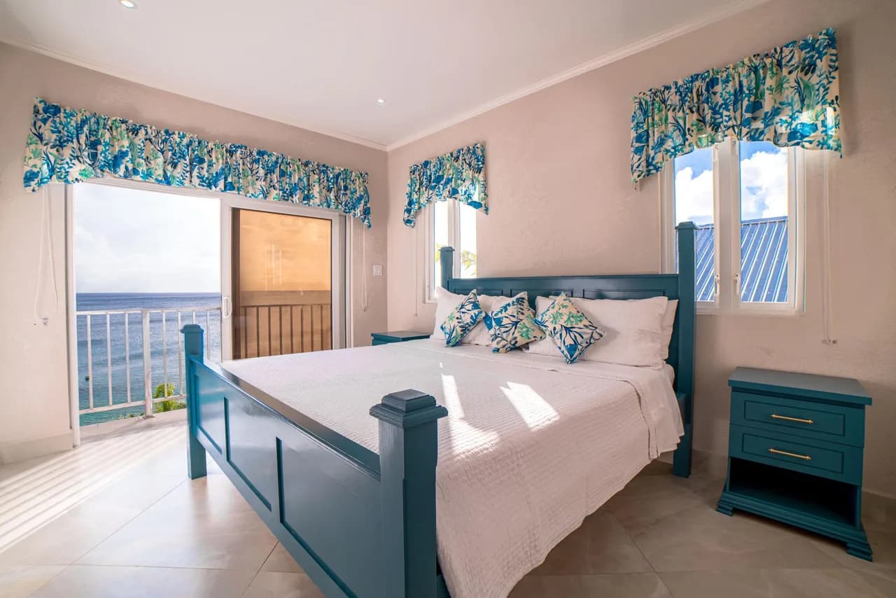 Beachfront Four Bedroom Villa in Clinketts photo 4