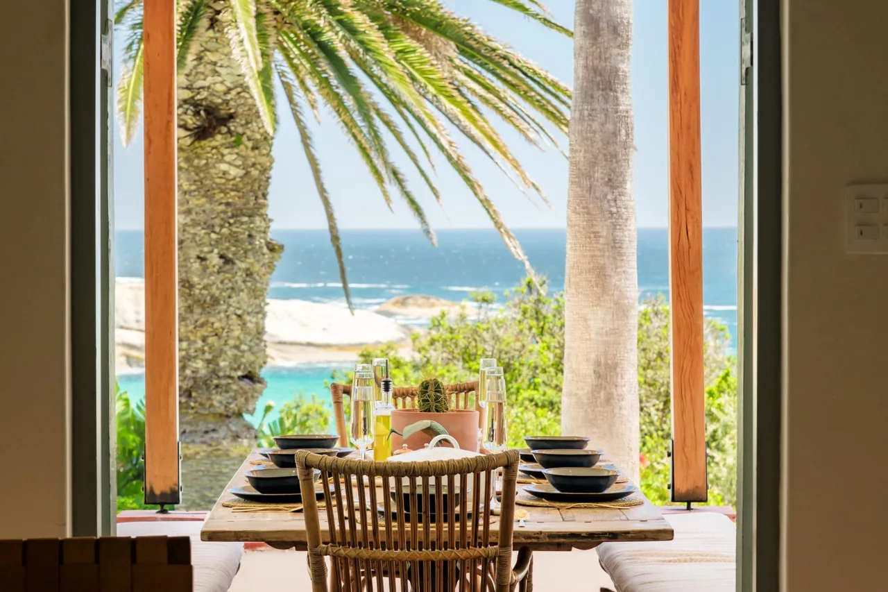 Beachfront Five-Bedroom Retreat in Llandudno, Cape Town photo 3