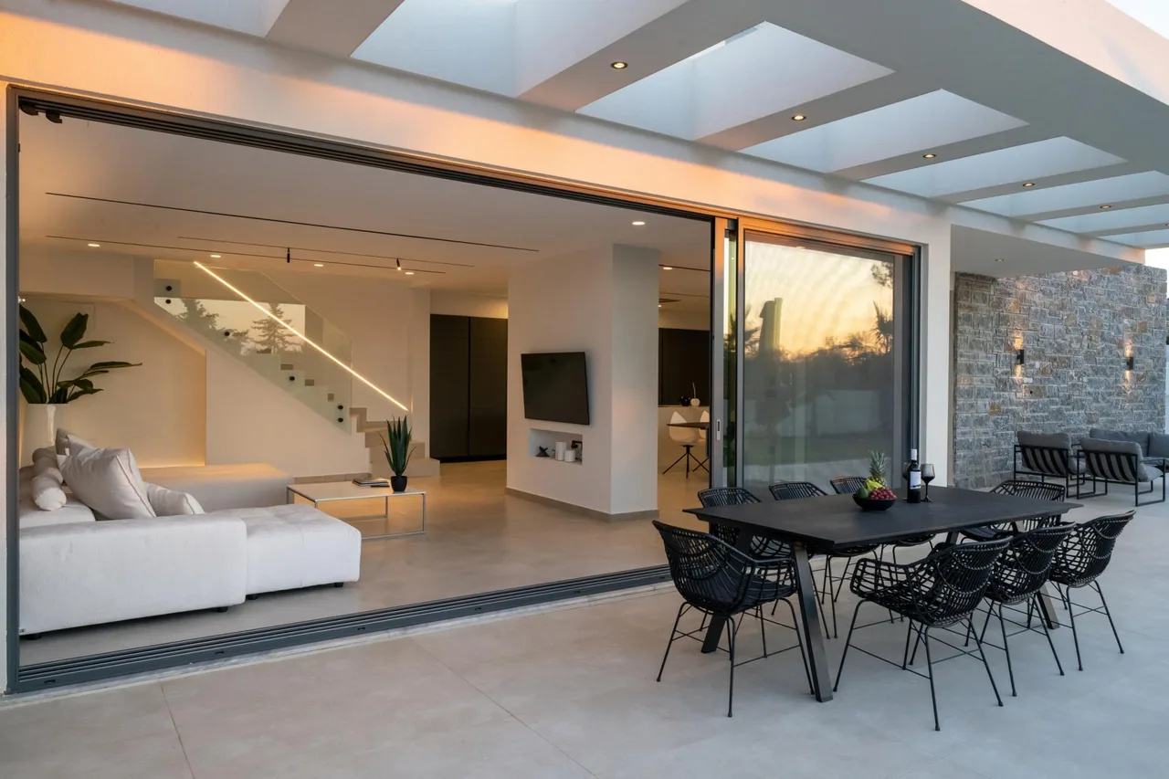 Modern Five Bedroom Villa in Anissaras photo 3