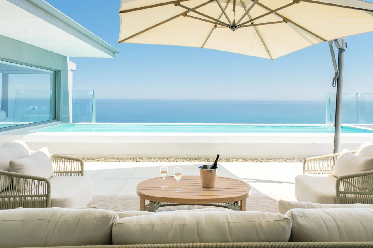 Panoramic Ocean-View Penthouse in Camps Bay