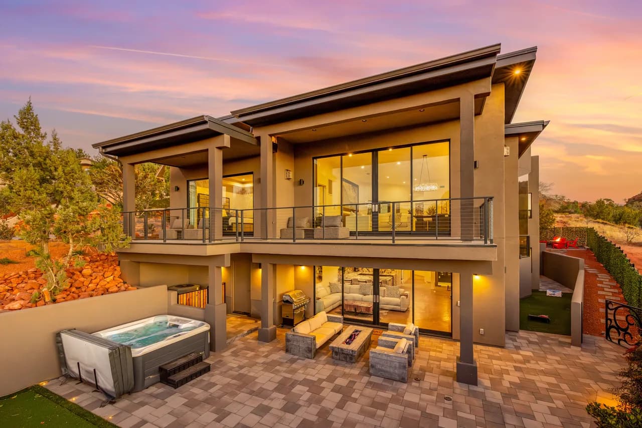 Zendona | Luxury Estate | Hot Tub, Putting Green and Fire Pits | Stunning Views | Near Trails