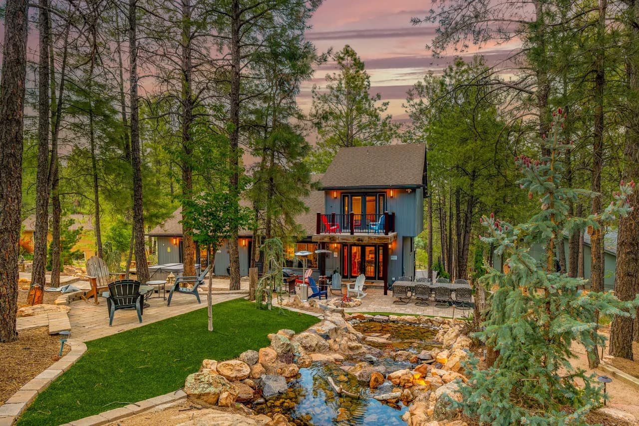 Spacious Retreat with Hot Tub in Flagstaff