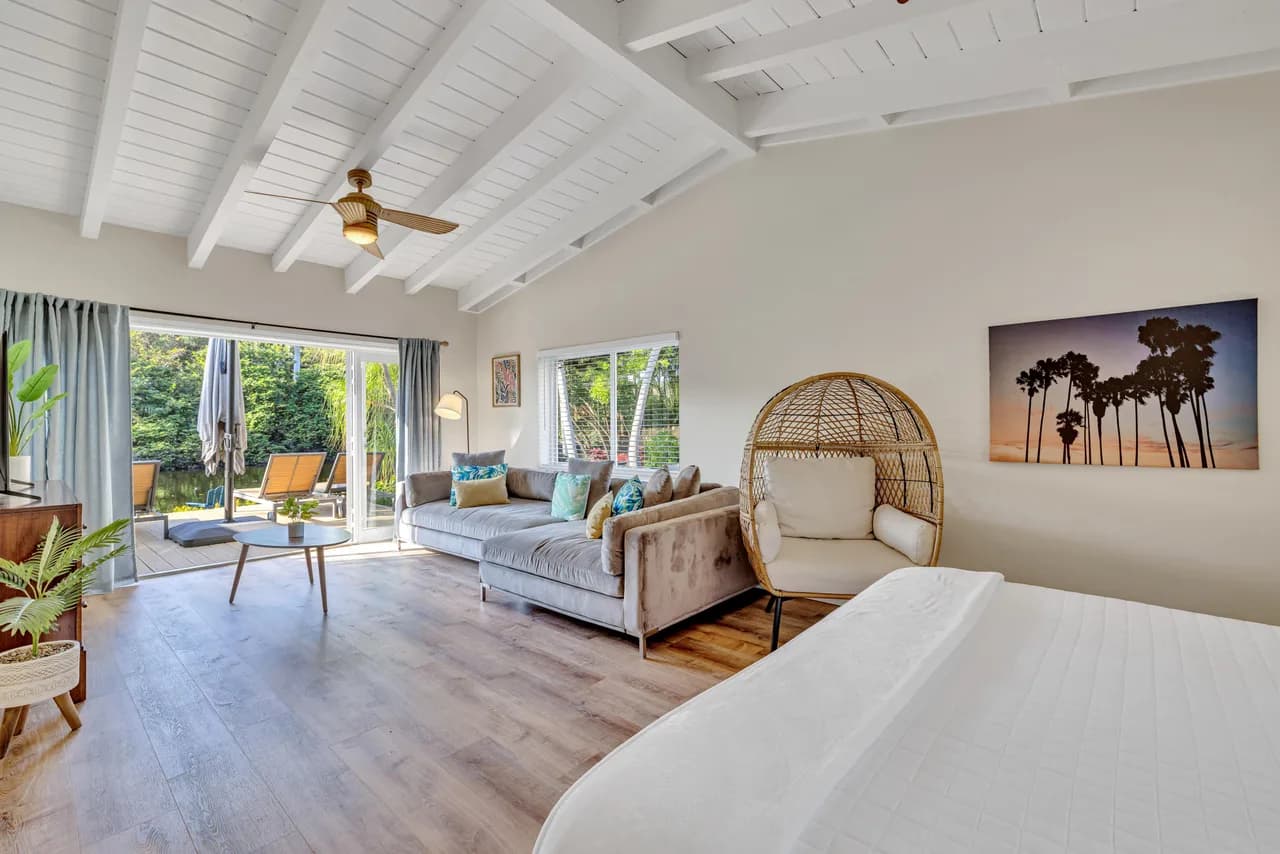 Waterfront Seven Bedroom Residence in Soroka Shores photo 4